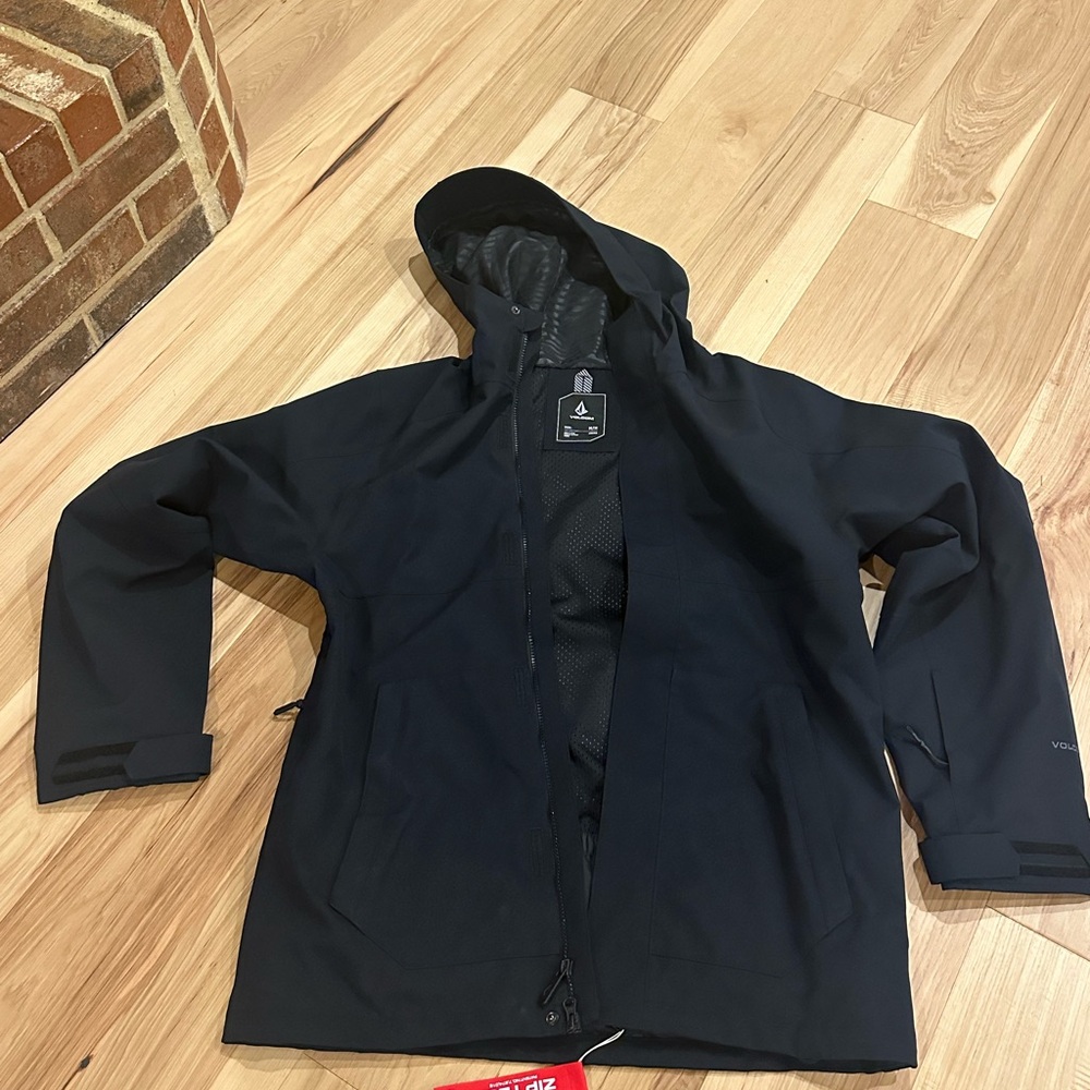 Volcom Men's black snow board jacket with hood Brand new with tags